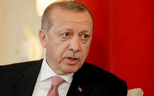 Le président turc Recep Tayyip Erdogan s'entretient avec le Premier ministre britannique Theresa May (hors cadre) lors de leur rencontre au 10 Downing Street dans le centre de Londres le 15 mai 2018. (AFP/Matt Dunham) Le président turc Recep Tayyip Erdogan s'entretient avec le Premier ministre britannique Theresa May (hors cadre) lors de leur rencontre au 10 Downing Street dans le centre de Londres le 15 mai 2018. (AFP/Matt Dunham)