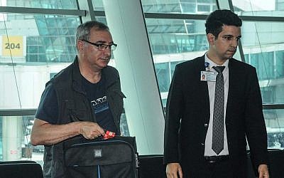 L'ambassadeur israélien en Turquie Eitan Na'eh à l'aéroport Ataturk d'Istanbul Ataturk, le 16 mai 2018. (Crédit : AFP PHOTO / DHA / DOGAN NEWS AGENCY)