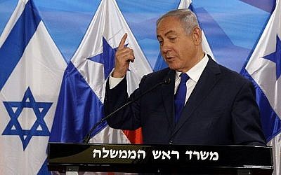 Le Premier ministre Benjamin Netanyahu s'exprime en accueillant le président panaméen Juan Carlos Varela au bureau du Premier ministre à Jérusalem le 17 mai 2018. (AFP Photo/Pool/Gali Tibbon)