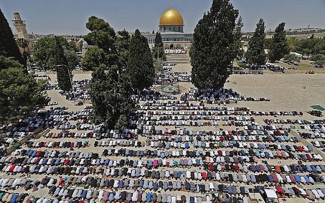 Les fidèles musulmans prient à proximité du Dôme du rocher et de la mosquée Al-Aqsa sur le mont du Temple de Jérusalem pendant les premières prières du vendredi du mois du Ramadan, le 18 mai 2018 (Crédit : AFP Photo/Ahmad Gharabli)