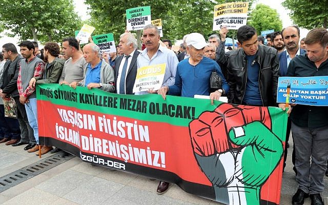 Des manifestants tiennent une banderole indiquant "Vive la résistance palestino-islamique" lors d'une protestation anti-israélienne le 18 mai 2018, devant la mosquée Hacibayram à Ankara. (Crédit : AFP/Adem Altan) Des manifestants tiennent une banderole indiquant "Vive la résistance palestino-islamique" lors d'une protestation anti-israélienne le 18 mai 2018, devant la mosquée Hacibayram à Ankara. (Crédit : AFP/Adem Altan)