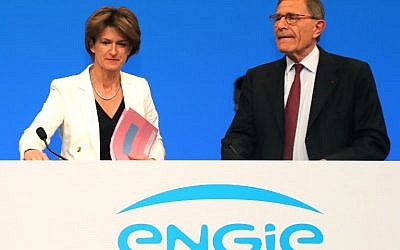 La directrice générale d'Engie - multinationale d'électricité française, - Isabelle Kocher, à gauche) et l'ancien directeur général de la firme  Gerard Mestrallet lors de l'assemblée générale d'Engie, le 18 mai 2018 à Paris (Crédit : / AFP PHOTO / JACQUES DEMARTHON