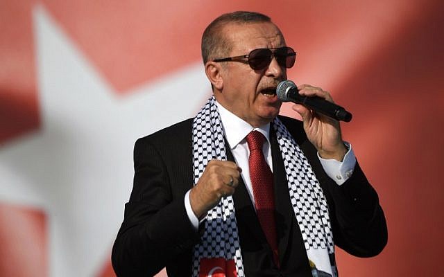 Le président Turc Recep Tayyip Erdogan  lors d'un rassemblement de protestation à Istanbul,  contre les morts récentes de manifestants palestiniens sur la frontière entre Gaza et Israël, le 18 mai 2018 (Crédit : AFP PHOTO / OZAN KOSE)