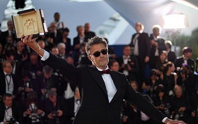 Le réalisateur polonais Pawel Pawlikowski pose avec son prix après avoir reçu le prix du meilleur réalisateur pour le film  'Cold War' à la 71ème édition du festival de Cannes, le 19 mai 2018 (Crédit :  AFP PHOTO / Loic VENANCE