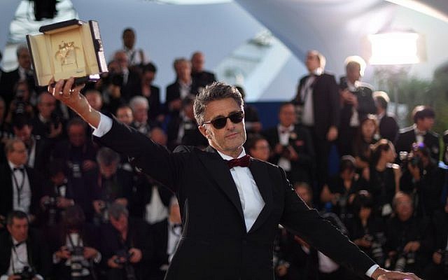 Le réalisateur polonais Pawel Pawlikowski pose avec son prix après avoir reçu le prix du meilleur réalisateur pour le film  'Cold War' à la 71ème édition du festival de Cannes, le 19 mai 2018 (Crédit :  AFP PHOTO / Loic VENANCE