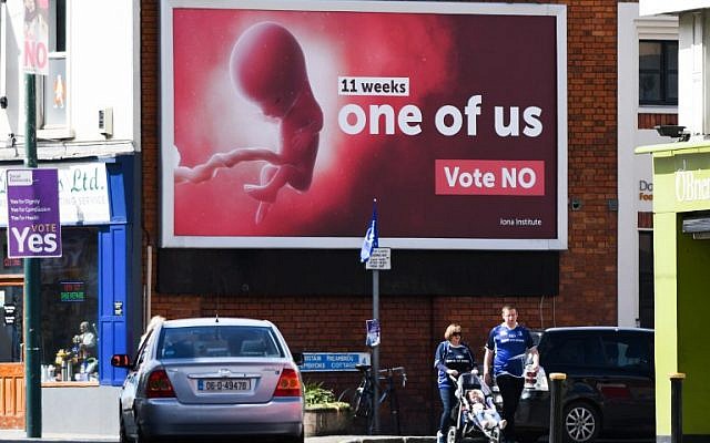 Des piétons passent devant un panneau réclamant le vote "non" lors du référendum sur la préservation du 8ème amendement de la constitution irlandaise, un sous-section qui interdit l'avortement dans la majorité des cas, à Dublin, le 13 mai 2018 (Crédit : / AFP PHOTO / Artur Widak) Des piétons passent devant un panneau réclamant le vote "non" lors du référendum sur la préservation du 8ème amendement de la constitution irlandaise, un sous-section qui interdit l'avortement dans la majorité des cas, à Dublin, le 13 mai 2018 (Crédit : / AFP PHOTO / Artur Widak)