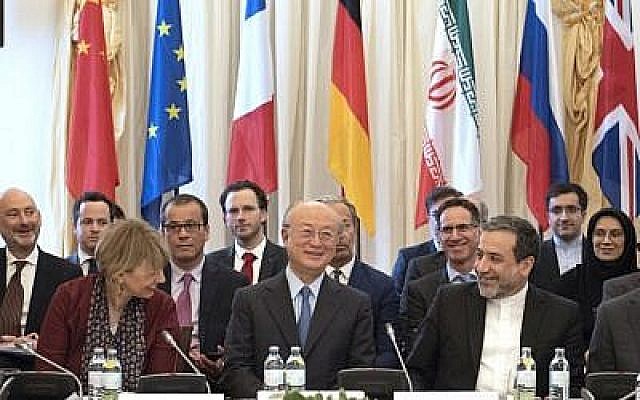 (De gauche à droite) La secrétaire générale du Service européen pour l’action extérieure (SEAE) Helga Schmid, la directrice générale de l'Agence internationale de l'énergie atomique AIEA Yukiya Amano et le député politique au ministère des Affaires étrangères de l'Iran Abbas Araghchi assistent à une réunion spéciale de la Commission mixte des parties au JCPOA (Joint Comprehensive Plan of Action) sur l'accord nucléaire iranien au palais de Coburg, à Vienne, en Autriche, le 25 mai 2018. (AFP Photo/Joe Klamar)