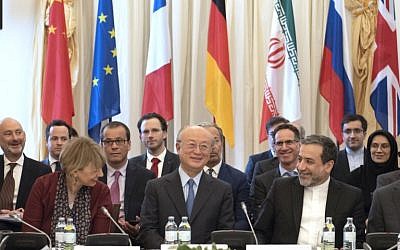 (De gauche à droite) La secrétaire générale du Service européen pour l’action extérieure (SEAE) Helga Schmid, la directrice générale de l'Agence internationale de l'énergie atomique AIEA Yukiya Amano et le député politique au ministère des Affaires étrangères de l'Iran Abbas Araghchi assistent à une réunion spéciale de la Commission mixte des parties au JCPOA (Joint Comprehensive Plan of Action) sur l'accord nucléaire iranien au palais de Coburg, à Vienne, en Autriche, le 25 mai 2018. (AFP Photo/Joe Klamar)