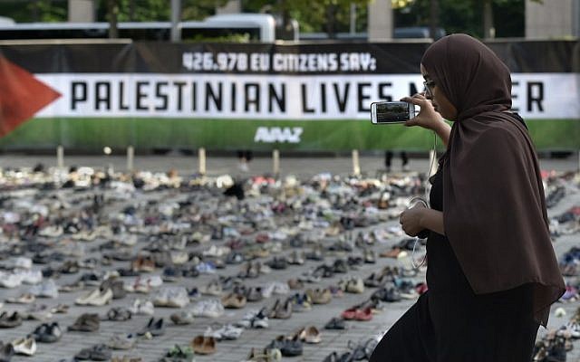 Une femme prend une photo d'une installation mise en place par une organisation civique mondiale, Avaaz, avant la réunion du Conseil de l'UE à Bruxelles le 28 mai 2018. (AFP PHOTO / JOHN THYS) Une femme prend une photo d'une installation mise en place par une organisation civique mondiale, Avaaz, avant la réunion du Conseil de l'UE à Bruxelles le 28 mai 2018. (AFP PHOTO / JOHN THYS)