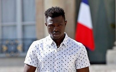 Mamoudou Gassama, un malien de 22 ans, quitte l'Elysée après avoir été félicité par le président Emmanuel Macron pour son acte d'héroïsme, le 28 mai 2018. (Crédit : Thibault Camus / POOL / AFP)