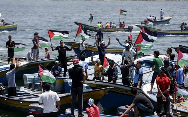 Une photo prise le 29 mai 2018 montre des bateaux de pêche transportant un groupe d'activistes palestiniens qui protestent contre le blocus naval d'Israël sur Gaza, s'apprêtant à quitter le port de la ville de Gaza. (AFP PHOTO / MAHMUD HAMS)