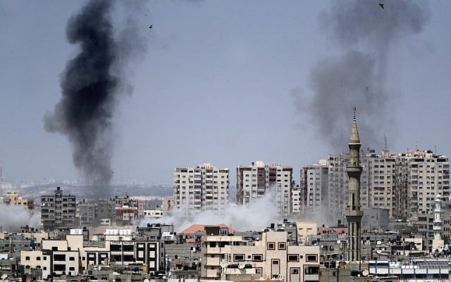 Une photo prise depuis la ville de Gaza le 29 mai 2018 montre une fumée s'échappant en arrière-plan à la suite d'une frappe aérienne israélienne sur l'enclave palestinienne. (AFP PHOTO / THOMAS COEX) Une photo prise depuis la ville de Gaza le 29 mai 2018 montre une fumée s'échappant en arrière-plan à la suite d'une frappe aérienne israélienne sur l'enclave palestinienne. (AFP PHOTO / THOMAS COEX)
