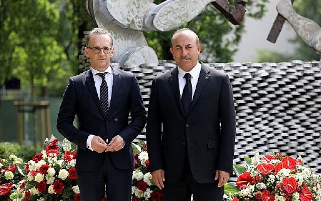 Le ministre des Affaires étrangères turc Mevlut Cavusoglu (gauche) et son homologue allemand Heiko Maas, à Solingen, à l'occasion du 25 anniversaire d'un incendie criminel contre la communauté turque, qui a fait 5 victimes, le 29 mai 2018. (Crédit : AFP / DPA / Oliver Berg / Germany OUT)