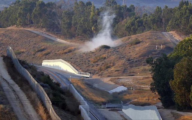 La fumée s'élève après le lancement d'un tir de mortier depuis la bande de Gaza qui s'est écrasé près d'un rail d'une ligne ferroviaire, à proximité de Sdérot, dans le sud d'Israël, le 29 mai 2018 (Crédit : AFP / Jack GUEZ) La fumée s'élève après le lancement d'un tir de mortier depuis la bande de Gaza qui s'est écrasé près d'un rail d'une ligne ferroviaire, à proximité de Sdérot, dans le sud d'Israël, le 29 mai 2018 (Crédit : AFP / Jack GUEZ)