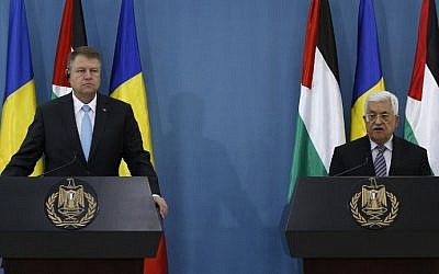 Le président de l'Autorité palestinienne Mahmoud Abbas, à droite, et le président roumain  Klaus Iohannis durant une conférence de presse conjointe dans la ville de Ramallah, en Cisjordanie, le 10 mars 2016 (Crédit : AFP/Abbas MomaniI)