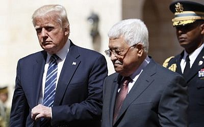 Le président américain Donald Trump (à gauche) est accueilli par le président de l'Autorité palestinienne Mahmoud Abbas au palais présidentiel dans la ville de Bethléem, en Cisjordanie, le 23 mai 2017. (Thomas Coex/AFP) Le président américain Donald Trump (à gauche) est accueilli par le président de l'Autorité palestinienne Mahmoud Abbas au palais présidentiel dans la ville de Bethléem, en Cisjordanie, le 23 mai 2017. (Thomas Coex/AFP)