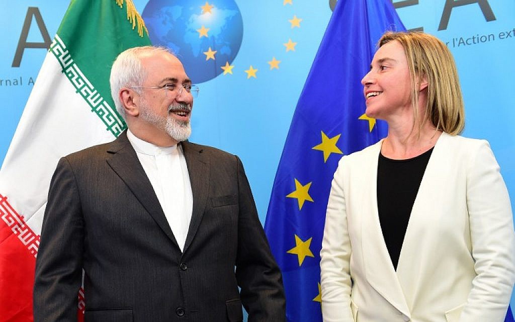 Le ministre des Affaires étrangères iraniens Mohammad Javad Zarif, à gauche, accueilli par la cheffe de la politique étrangère de l'Union européenne, Federica Mogherini, le 15 mars 2016 à l'EEA (service d'action extérieur européen) à Bruxelles (Crédit : AFP / EMMANUEL DUNAND) Le ministre des Affaires étrangères iraniens Mohammad Javad Zarif, à gauche, accueilli par la cheffe de la politique étrangère de l'Union européenne, Federica Mogherini, le 15 mars 2016 à l'EEA (service d'action extérieur européen) à Bruxelles (Crédit : AFP / EMMANUEL DUNAND)