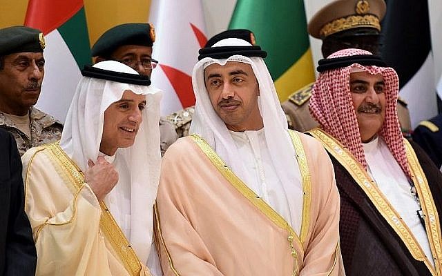 Le ministre saoudien des Affaires étrangères Adel al-Jubeir (à gauche) discute avec le ministre des Affaires étrangères des Emirats arabes unis, Abdullah ben Zayed Al-Nahyan (au centre), alors que Khalid bin Ahmed al-Khalifa (à droite) observe une rencontre de responsables officiels et de militaires de la coalition dirigée par l'Arabie saoudite, à Riyad, le 29 octobre 2017 (AFP Photo / Fayez Nureldine) Le ministre saoudien des Affaires étrangères Adel al-Jubeir (à gauche) discute avec le ministre des Affaires étrangères des Emirats arabes unis, Abdullah ben Zayed Al-Nahyan (au centre), alors que Khalid bin Ahmed al-Khalifa (à droite) observe une rencontre de responsables officiels et de militaires de la coalition dirigée par l'Arabie saoudite, à Riyad, le 29 octobre 2017 (AFP Photo / Fayez Nureldine)