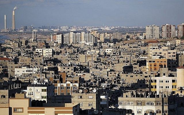 Une photo prise le 1er novembre 2017 montre une vue générale des constructions du centre-ville de Gaza et le port israélien d'Ashkelon en arrière-plan (Crédit :  AFP PHOTO / THOMAS COEX)