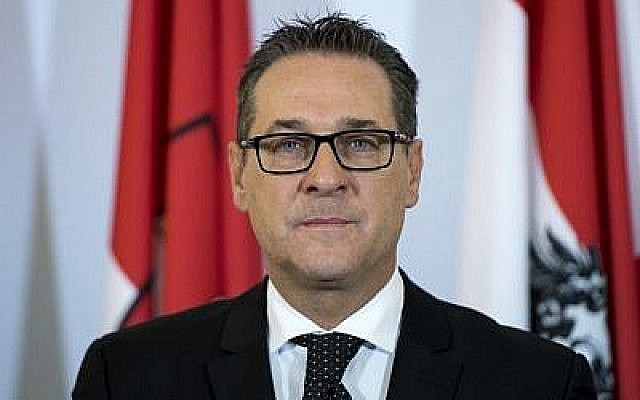 Le vice-chancelier autrichien Heinz-Christian Strache est vu lors d'une conférence de presse après la première réunion du nouveau gouvernement autrichien le 19 décembre 2017 à Vienne, en Autriche. (Photo AFP / Joe Klamar)