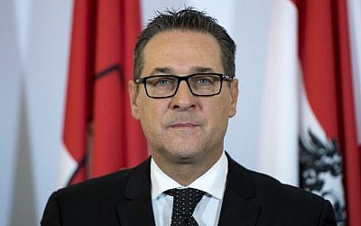 Le vice-chancelier autrichien Heinz-Christian Strache est vu lors d'une conférence de presse après la première réunion du nouveau gouvernement autrichien le 19 décembre 2017 à Vienne, en Autriche. (Photo AFP / Joe Klamar)