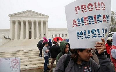 Des manifestants se rassemblent pour protester contre l'interdiction de voyager du président américain Donald Trump devant la Cour suprême des États-Unis, le 25 avril 2018 à Washington, DC. (Mark Wilson / Getty Images / AFP)