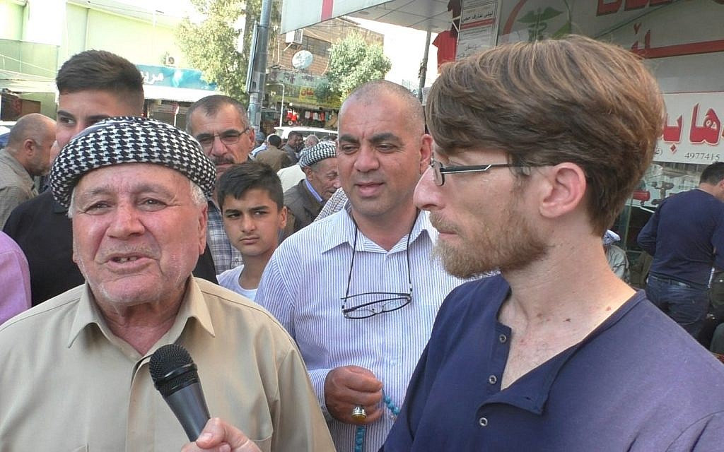 Le journaliste Ziv Genesove discute avec des habitants de Dohuk, au Kurdistan irakien, le jour des élections, le 12 mai 2018 (Ziv Genesove / Times of Israël)