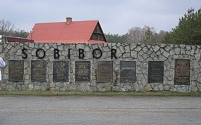 Des plaques signalétiques en huit langues, mais pas en russe, sur le site du camp de la mort de Sobibor en Pologne. (Flickr/Sgvb)