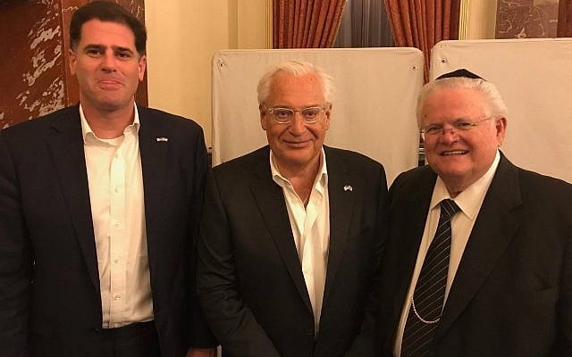 L'ambassadeur israélien aux Etats-Unis Ron Dermer, l'ambassadeur américain en Israël David Friedman et le pasteur John Hagee, le 11 mai 2018 (Crédit : CUFI) L'ambassadeur israélien aux Etats-Unis Ron Dermer, l'ambassadeur américain en Israël David Friedman et le pasteur John Hagee, le 11 mai 2018 (Crédit : CUFI)