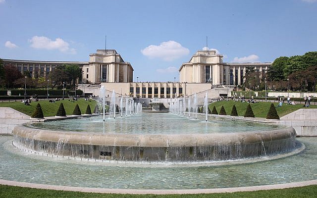 Fontaines du Trocadéro dans les jardins du même nom avec, au fond entre les deux ailes du Palais de Chaillot, les grandes baies du foyer du Théâtre national de Chaillot (Crédit : Patrick Berger/Wikimedia commons) Fontaines du Trocadéro dans les jardins du même nom avec, au fond entre les deux ailes du Palais de Chaillot, les grandes baies du foyer du Théâtre national de Chaillot (Crédit : Patrick Berger/Wikimedia commons)