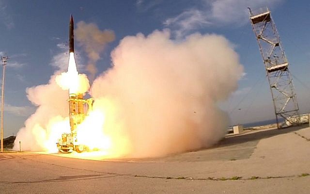 Un missile Arrow 3 est lancé à partir de la base aérienne de Palmachim dans le centre d'Israël le 10 décembre 2015. (Ministère de la Défense) Un missile Arrow 3 est lancé à partir de la base aérienne de Palmachim dans le centre d'Israël le 10 décembre 2015. (Ministère de la Défense)