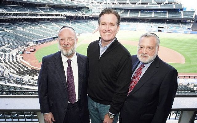 De gauche à droite : Le président de l'Orthodox Union Moishe Bane, le sénateur John Flanagan et le vice-président exécutif de l'OU Allen Fagin au Citi Field for Torah New York, une journée dédiée à l'étude juive, le 30 avril 2018. (Avec l'aimable autorisation de Kruter Photography via JTA) De gauche à droite : Le président de l'Orthodox Union Moishe Bane, le sénateur John Flanagan et le vice-président exécutif de l'OU Allen Fagin au Citi Field for Torah New York, une journée dédiée à l'étude juive, le 30 avril 2018. (Avec l'aimable autorisation de Kruter Photography via JTA)