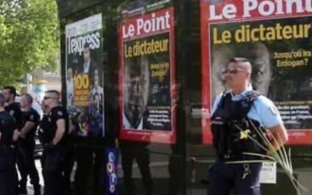 La police déployée autour d'un kiosque au Pontet (Vaucluse) après que des militants turcs pro-Erdogan s'en sont pris à la Une du Point (Capture d'écran : Youtube)