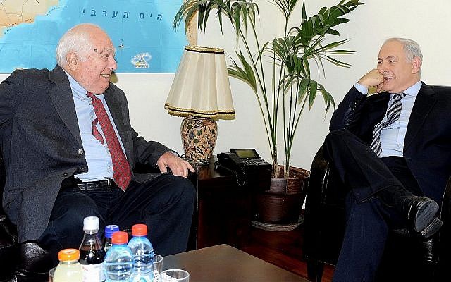Le Premier ministre Benjamin Netanyahu, à droite, rencontre l'historien du Moyen Orient Bernard Lewis au bureau du Premier ministre (Crédit : Bureau de presse du gouvernement)