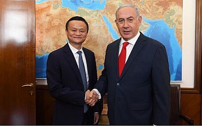 Le Premier ministre Benjamin Netanyahu (à droite) serre la main du fondateur d'Alibaba, Jack Ma, le 2 mai 2018 (Crédit : Haim Tzach / GPO)