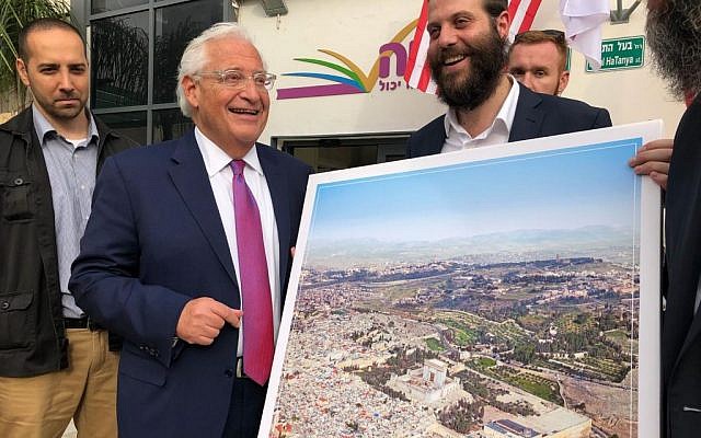 L'ambassadeur des États-Unis en Israël, David Friedman, est photographié à côté d'un homme tenant une affiche du Temple juif remplaçant le Dôme du Rocher musulman sur le Mont du Temple de Jérusalem, lors d'un événement pour l'association éducative Achiya à Bnei Brak, le 22 mai 2018. (Avec l'aimable autorisation de Kikar HaShabbat) L'ambassadeur des États-Unis en Israël, David Friedman, est photographié à côté d'un homme tenant une affiche du Temple juif remplaçant le Dôme du Rocher musulman sur le Mont du Temple de Jérusalem, lors d'un événement pour l'association éducative Achiya à Bnei Brak, le 22 mai 2018. (Avec l'aimable autorisation de Kikar HaShabbat)