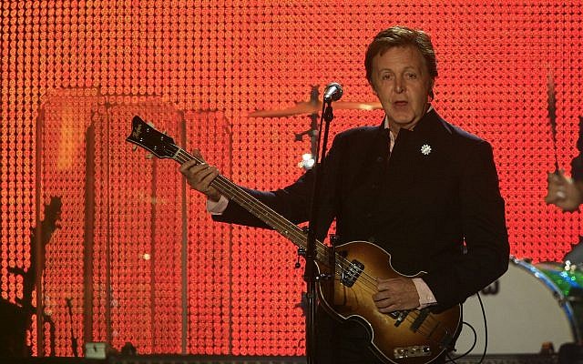 L'ancien Beatle Paul McCartney, lors de son concert à Tel Aviv le 25 septembre 2008. (Nati Shohat / FLASH90 / File) L'ancien Beatle Paul McCartney, lors de son concert à Tel Aviv le 25 septembre 2008. (Nati Shohat / FLASH90 / File)
