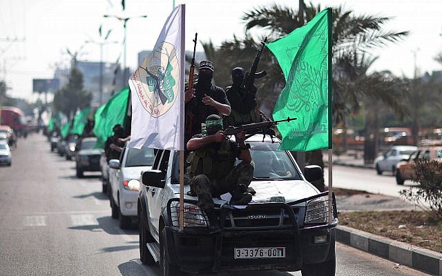 Des membres armés du groupe terroriste du Hamas participent à un défilé dans les rues de Gaza pour marquer le premier anniversaire d'un accord d'échange de 1 027 prisonniers palestiniens contre le soldat israélien Gilad Shalit, le 18 octobre 2012 (Crédit : Wissam Nassar/Flash90) Des membres armés du groupe terroriste du Hamas participent à un défilé dans les rues de Gaza pour marquer le premier anniversaire d'un accord d'échange de 1 027 prisonniers palestiniens contre le soldat israélien Gilad Shalit, le 18 octobre 2012 (Crédit : Wissam Nassar/Flash90)