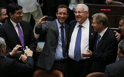 Selfie time! Le député Itzik Shmuli prend un selfie avec le président Reuven Rivlin et Meir Sheetrit. (Crédit : Miriam Alster/FLASH90)