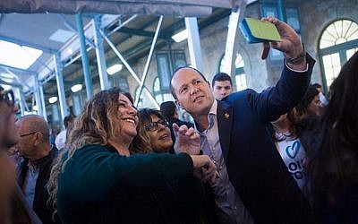 Le maire de Jérusalem, Nir Barkat, fait un selfie avec les habitants de Jérusalem lors de sa visite de l'Ancienne Gare à Jérusalem le 24 mars 2015. (Miriam Alster/Flash90)