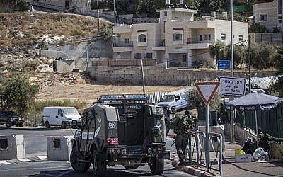 Les forces de sécurité israéliennes patrouillent l'entrée du quartier de Jérusalem-Est de Sur Baher en septembre 2015. (Hadas Parush/FLASH90 Les forces de sécurité israéliennes patrouillent l'entrée du quartier de Jérusalem-Est de Sur Baher en septembre 2015. (Hadas Parush/FLASH90