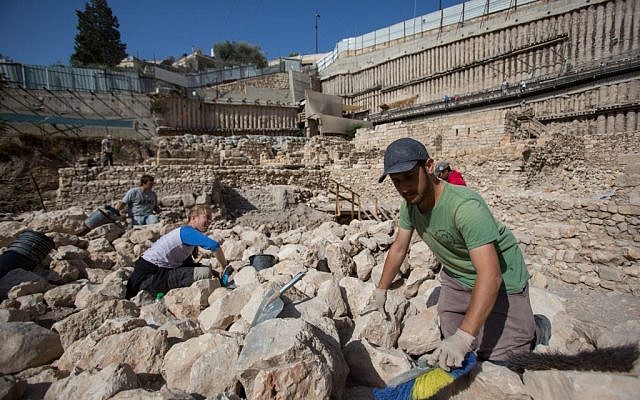Les archéologues travaillent à proximité des vestiges de la citadelle d'Acra et de la tour de la Cité de David à Jérusalem. (Yonatan Sindel / Flash90) Les archéologues travaillent à proximité des vestiges de la citadelle d'Acra et de la tour de la Cité de David à Jérusalem. (Yonatan Sindel / Flash90)
