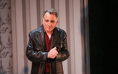 L'acteur Moshe Ivgy prononce une déclaration concernant des allégations de harcèlement sexuel à son encontre, à la fin d'un spectacle de théâtre à Tel Aviv, le dimanche 7 février 2016 (Flash90)