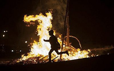 Un feu de Lag Baomer à Jérusalem le 25 mai 2016. (Zack Wajsgras/Flash90)