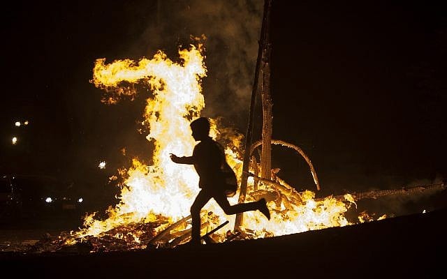 Un feu de Lag Baomer à Jérusalem le 25 mai 2016. (Zack Wajsgras/Flash90) Un feu de Lag Baomer à Jérusalem le 25 mai 2016. (Zack Wajsgras/Flash90)