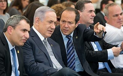 Le Premier ministre Benjamin Netanyahu (2G) vu avec le maire de Jérusalem Nir Barkat (C) et le ministre de Jérusalem Zeev Elkin (D) lors d'une réunion spéciale du cabinet à Jérusalem le 2 juin 2016. (Marc Israel Sellem/POOL)