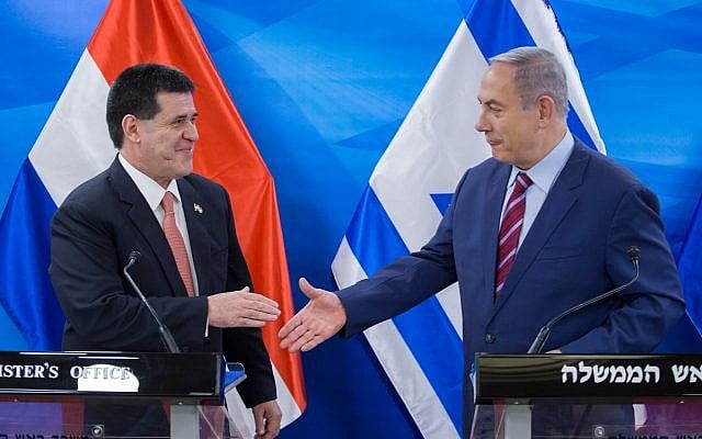 Le Premier ministre Benjamin Netanyahu, à droite, rencontre le président du  Paraguay  Horacio Cartes au bureau du Premier ministre de Jérusalem, le 19 juillet 2016 (Crédit Emil Salman/Pool)