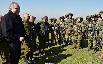 Le ministre de la Défense Avigdor Liberman et le chef d'état-major de Tsahal Gadi Eizenkot assistent à un exercice de Tsahal sur le plateau du Golan le 21 février 2017. (Ariel Hermoni/Ministère de la Défense/Flash90)