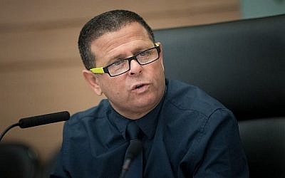 Le président de la commission des affaires économiques, le député Eitan Cabel (Union sioniste), dirige une réunion de la commission, à la Knesset, à Jérusalem, le 26 juillet 2017. (Yonatan Sindel/Flash90)