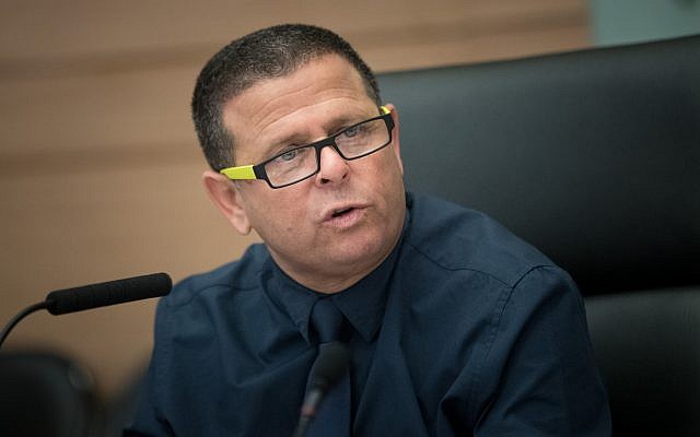 Le président de la commission des affaires économiques, le député Eitan Cabel (Union sioniste), dirige une réunion de la commission, à la Knesset, à Jérusalem, le 26 juillet 2017. (Yonatan Sindel/Flash90) Le président de la commission des affaires économiques, le député Eitan Cabel (Union sioniste), dirige une réunion de la commission, à la Knesset, à Jérusalem, le 26 juillet 2017. (Yonatan Sindel/Flash90)